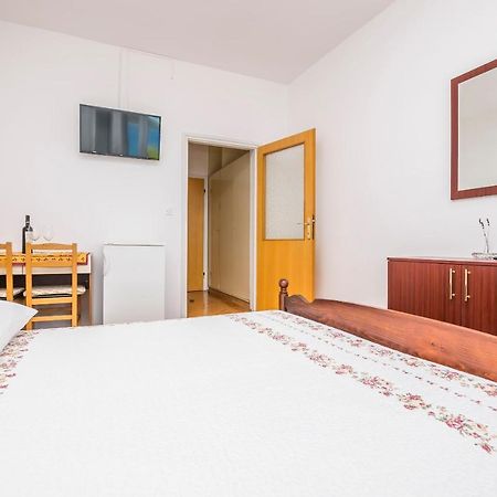 Apartment And Rooms Franka Zaboric Bagian luar foto