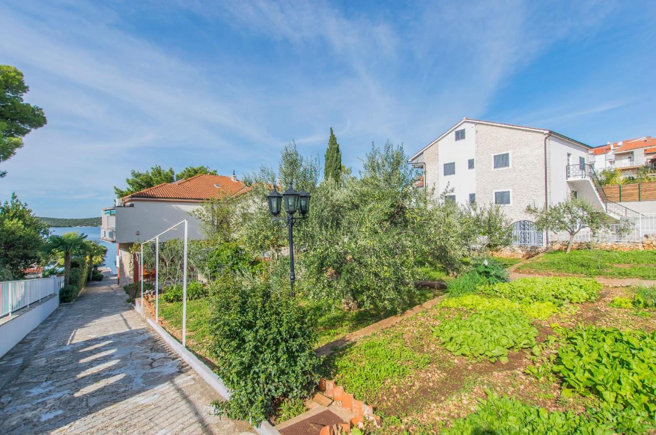 Apartment And Rooms Franka Zaboric Bagian luar foto