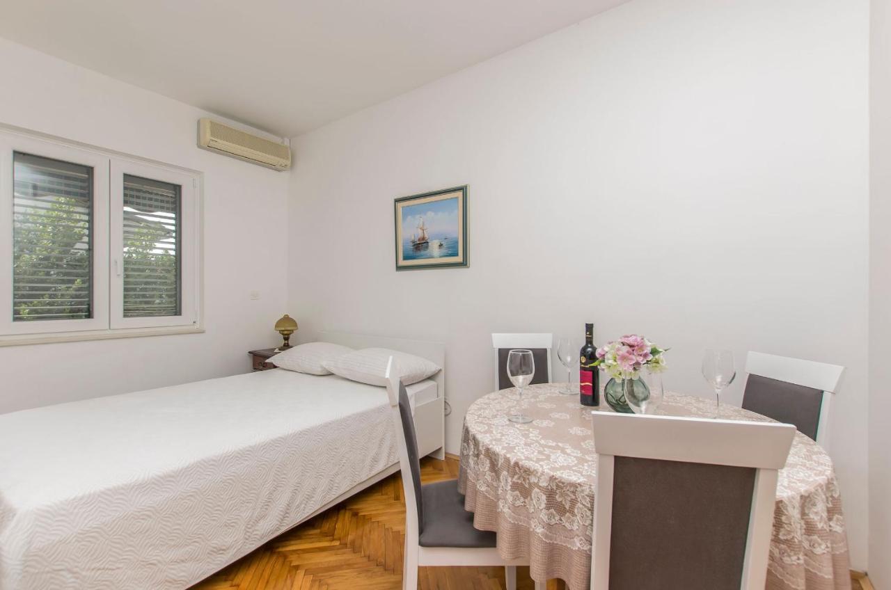 Apartment And Rooms Franka Zaboric Bagian luar foto