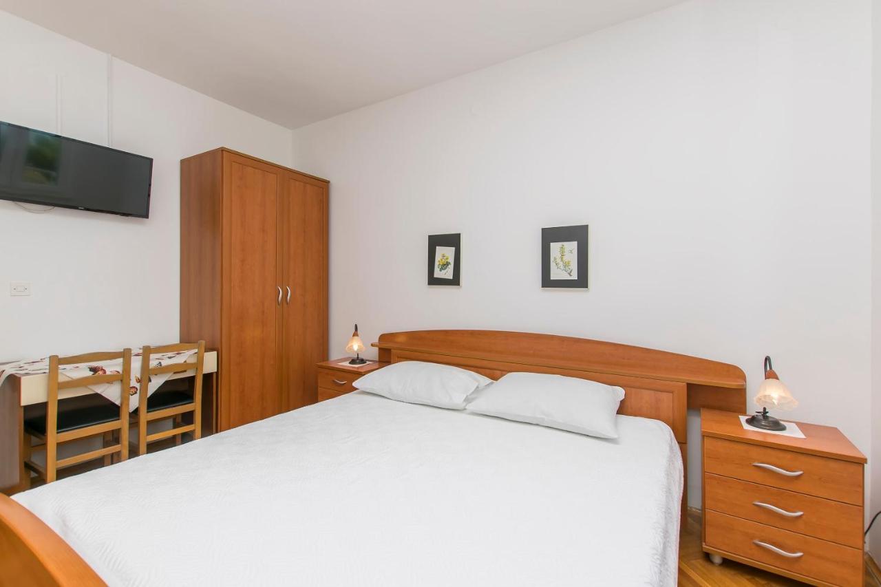 Apartment And Rooms Franka Zaboric Bagian luar foto