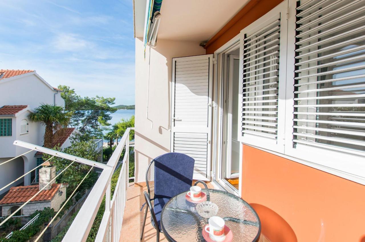 Apartment And Rooms Franka Zaboric Bagian luar foto