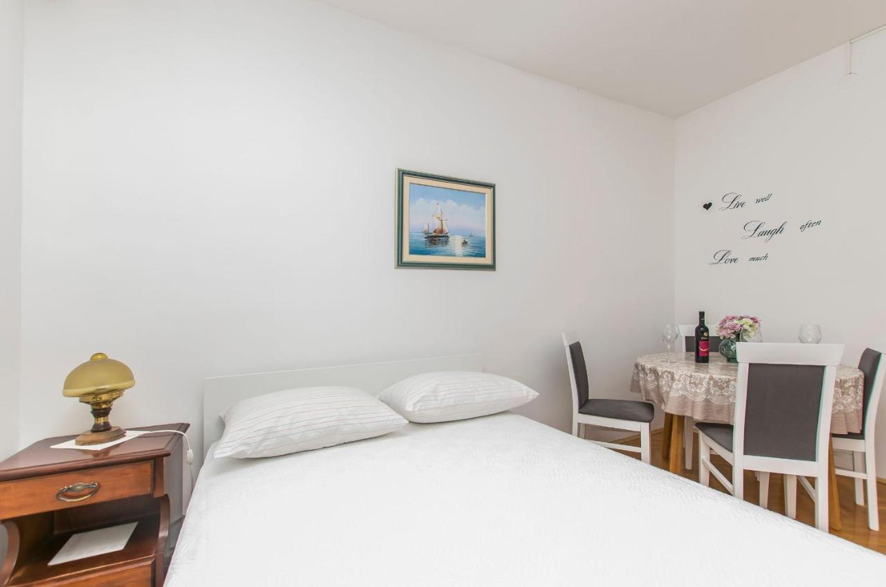 Apartment And Rooms Franka Zaboric Bagian luar foto