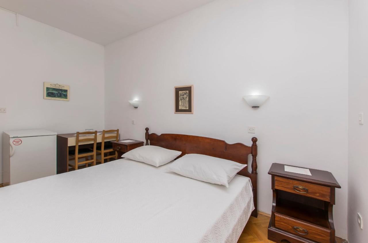 Apartment And Rooms Franka Zaboric Bagian luar foto