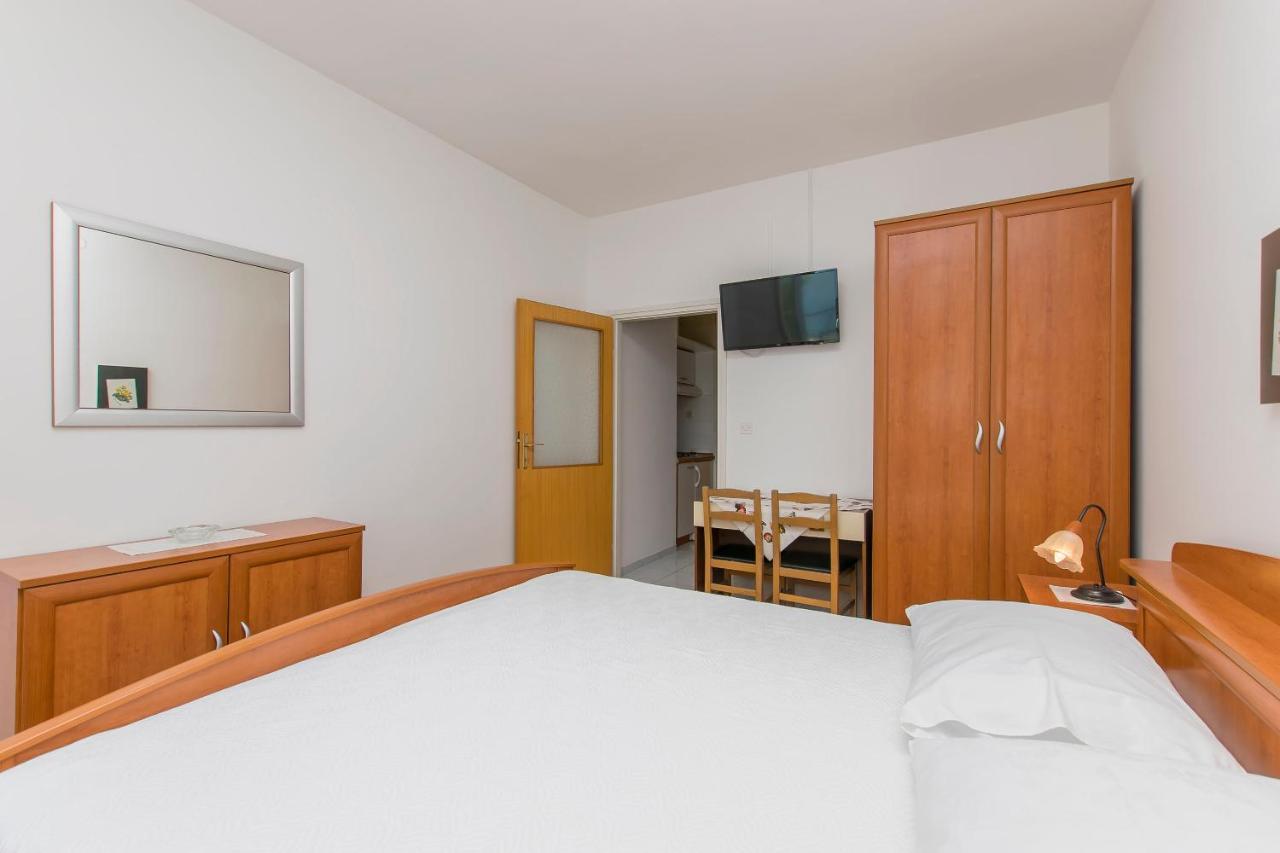 Apartment And Rooms Franka Zaboric Bagian luar foto