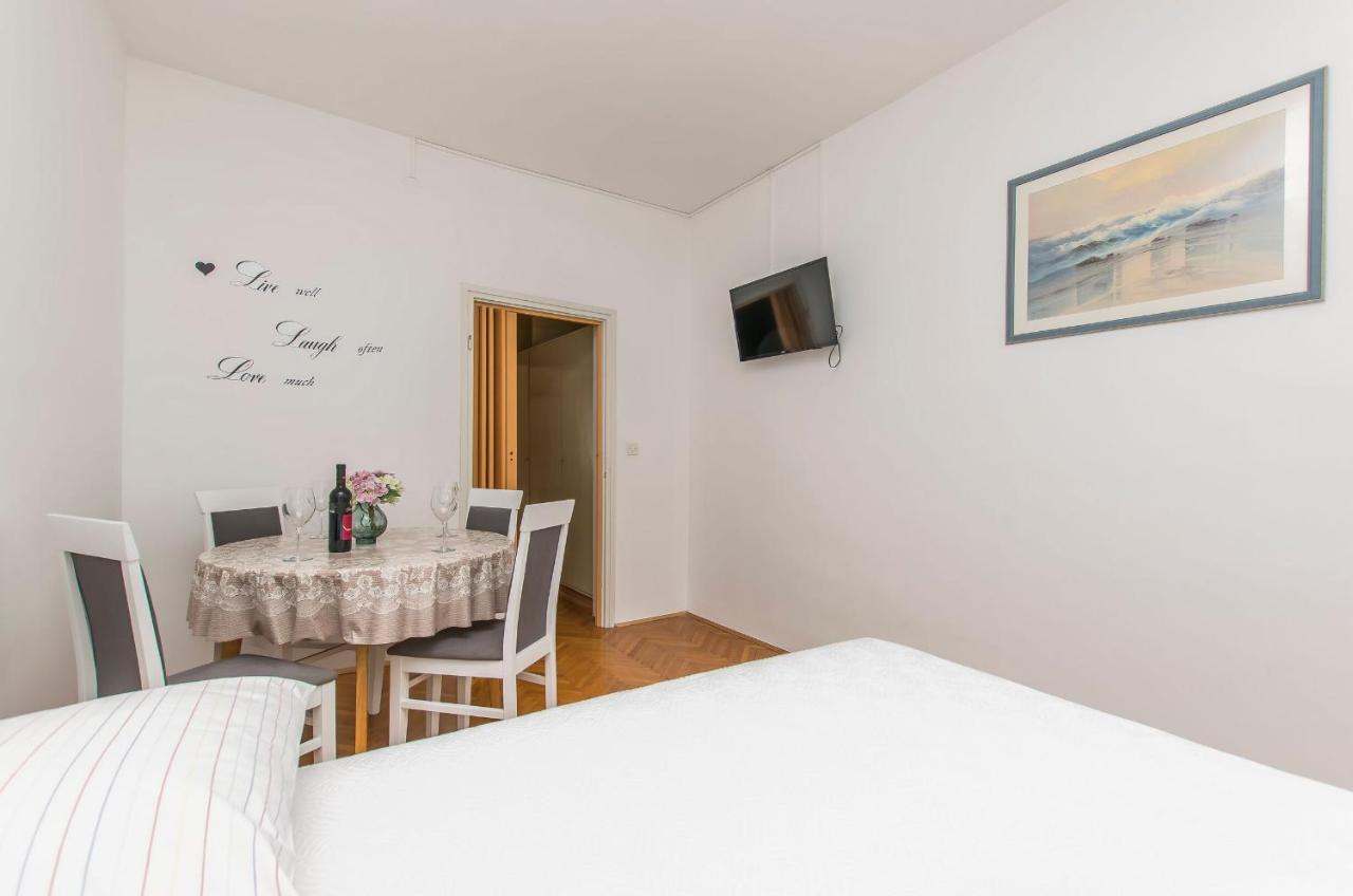 Apartment And Rooms Franka Zaboric Bagian luar foto