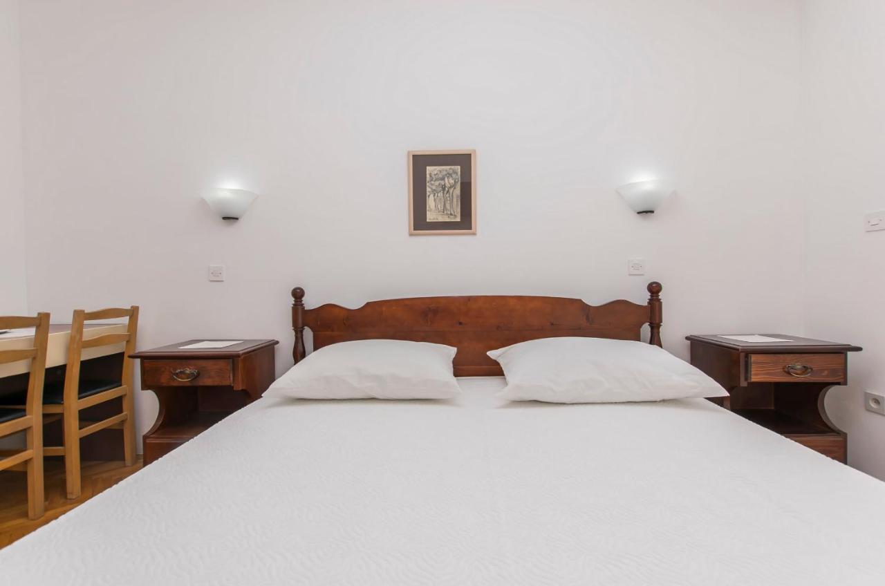 Apartment And Rooms Franka Zaboric Bagian luar foto