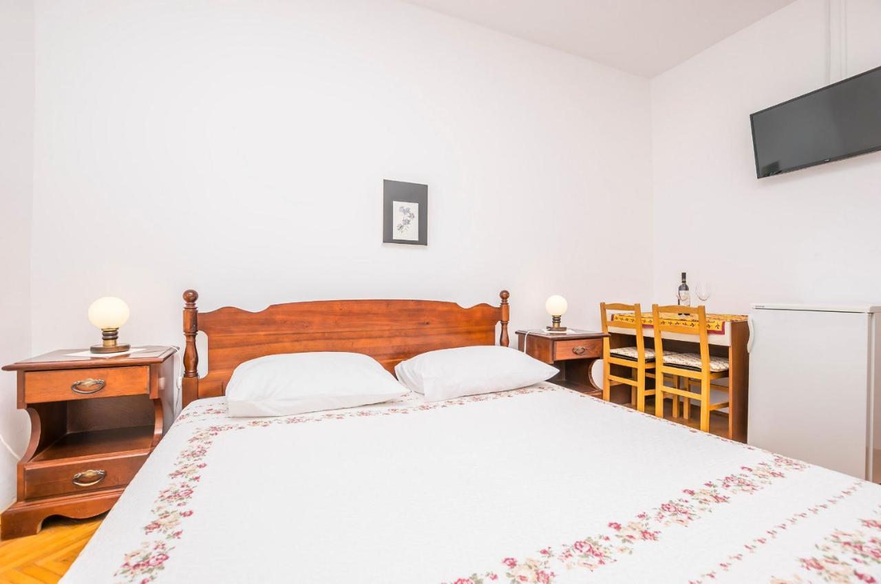 Apartment And Rooms Franka Zaboric Bagian luar foto