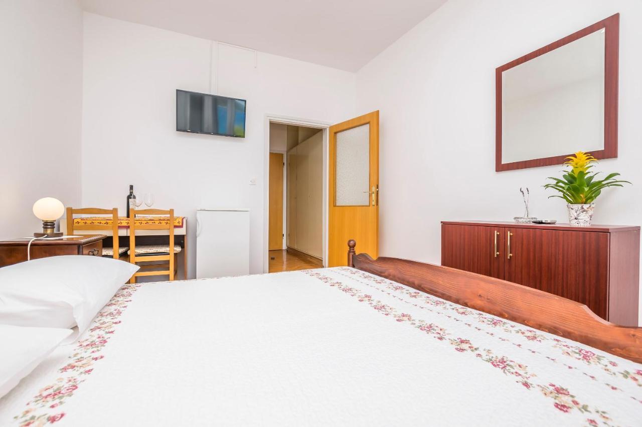 Apartment And Rooms Franka Zaboric Bagian luar foto