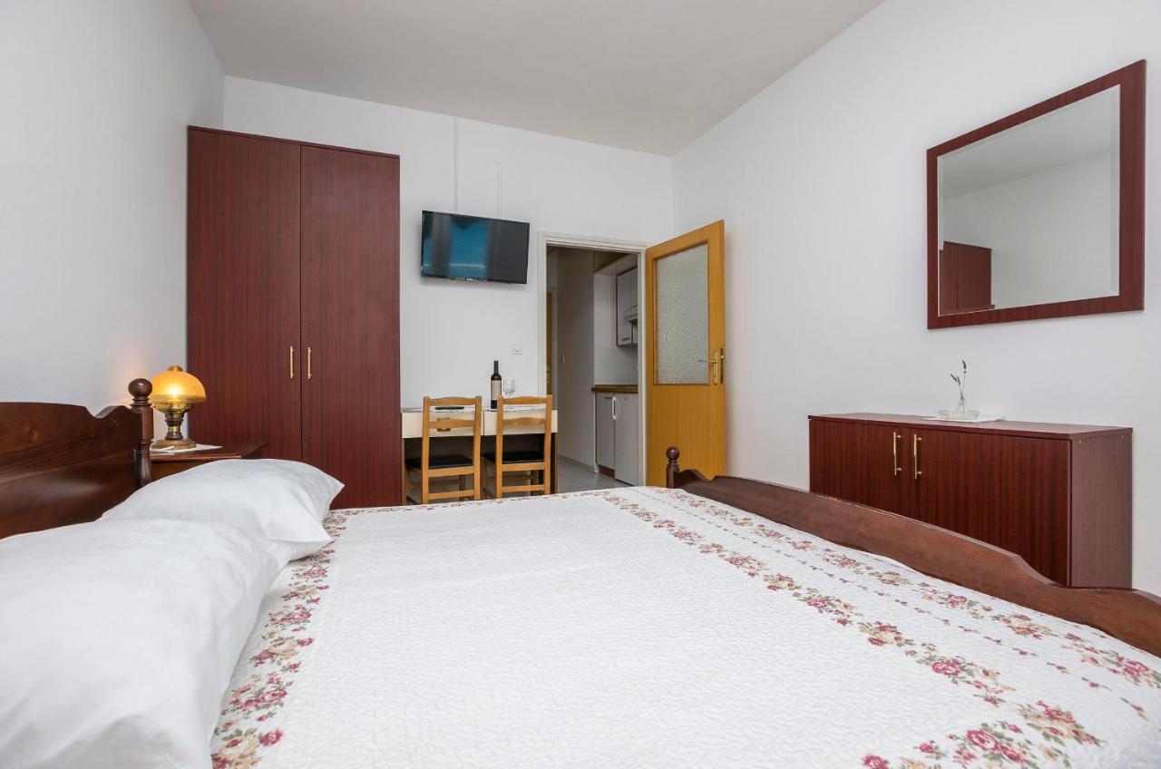 Apartment And Rooms Franka Zaboric Bagian luar foto
