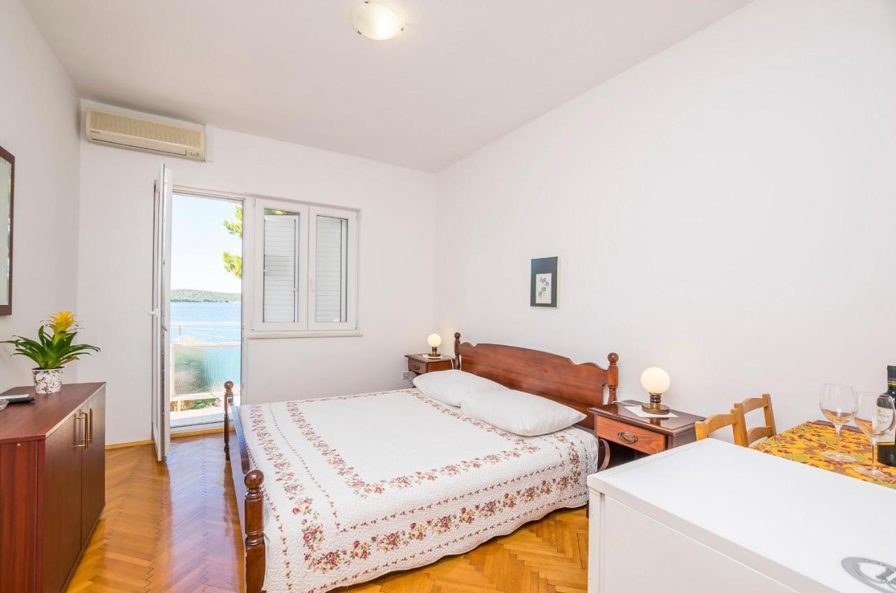 Apartment And Rooms Franka Zaboric Bagian luar foto