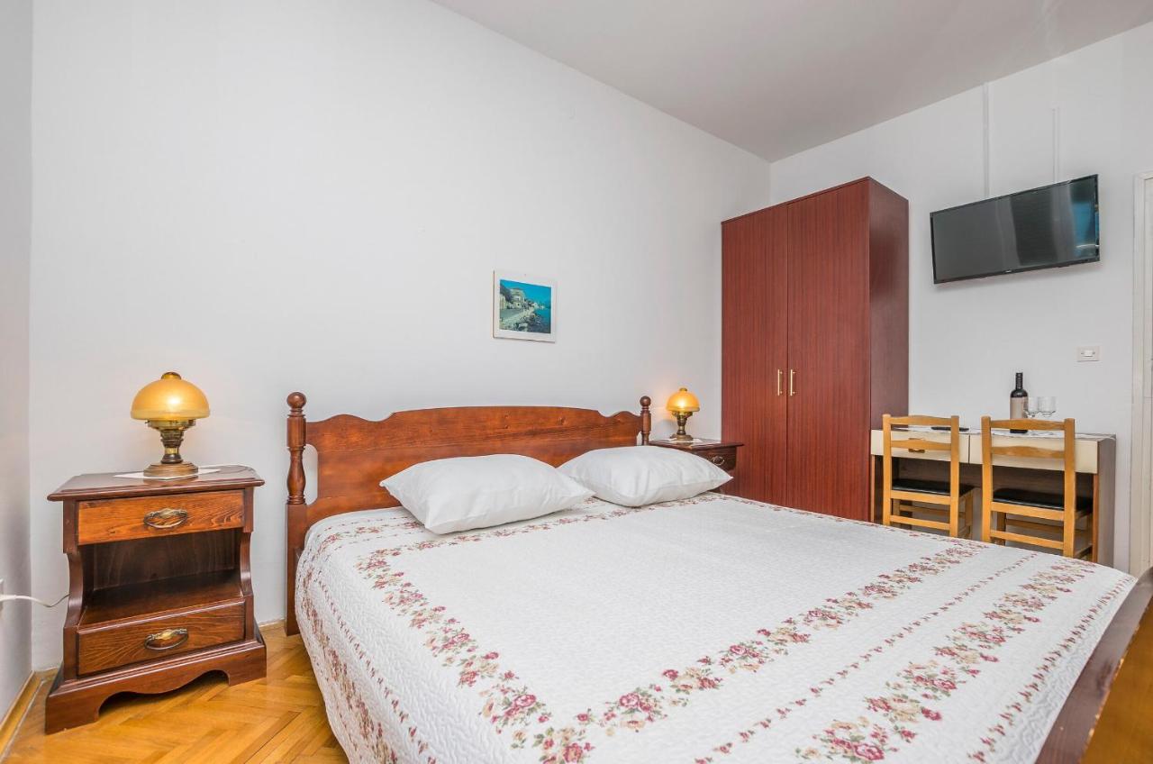 Apartment And Rooms Franka Zaboric Bagian luar foto