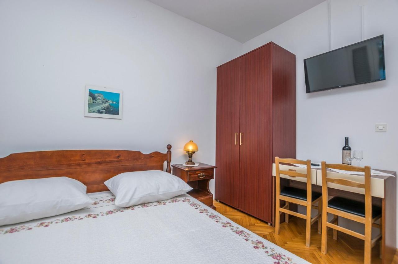 Apartment And Rooms Franka Zaboric Bagian luar foto